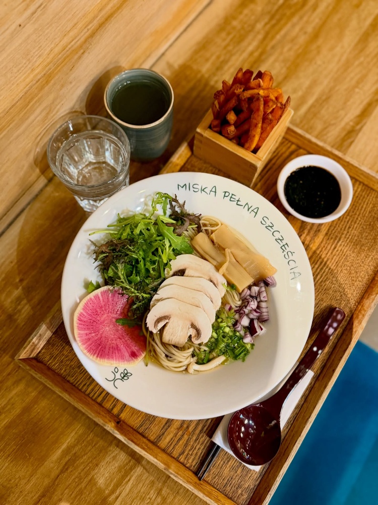 Roślinne ramen z rzodkwią i ziołami