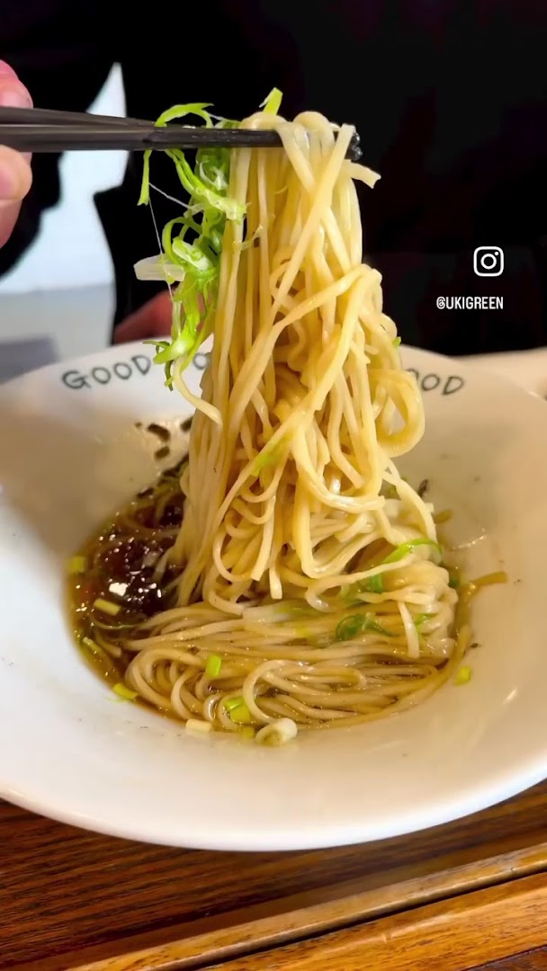 Makaron ramen unoszony pałeczkami